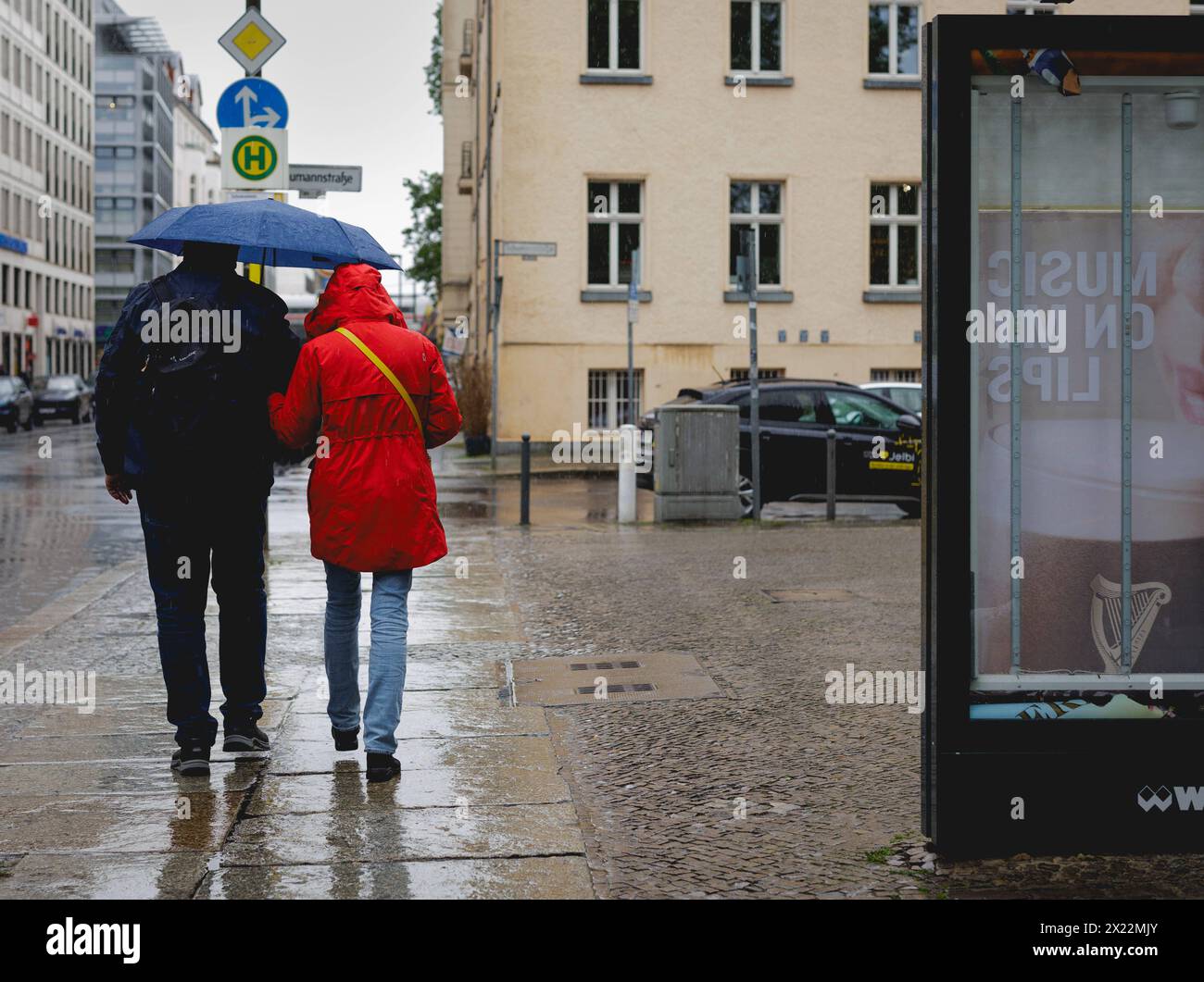 Paar spaziert unter Regenschirm im Regenwetter, aufgenommen à Berlin, 19.04.2024. Berlin Deutschland *** couple marchant sous parapluie par temps pluvieux, prise à Berlin, 19 04 2024 Berlin Allemagne Copyright : xJulianexSonntagxphotothek.dex Banque D'Images