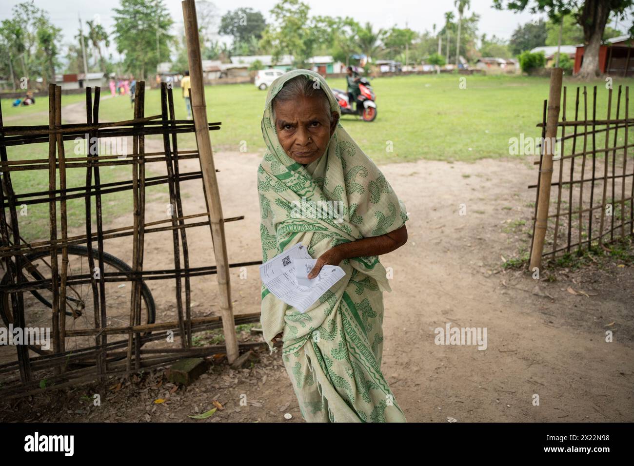 BOKAKHAT, INDE - 19 AVRIL : une femme âgée arrive à un bureau de vote pour voter lors de la première phase des élections législatives indiennes le 19 avril 2024 à Bokakhat, Assam, Inde. Près d'un milliard d'Indiens votent pour élire un nouveau gouvernement dans le cadre de sondages parlementaires de six semaines à compter d'aujourd'hui. Crédit : David Talukdar/Alamy Live News Banque D'Images