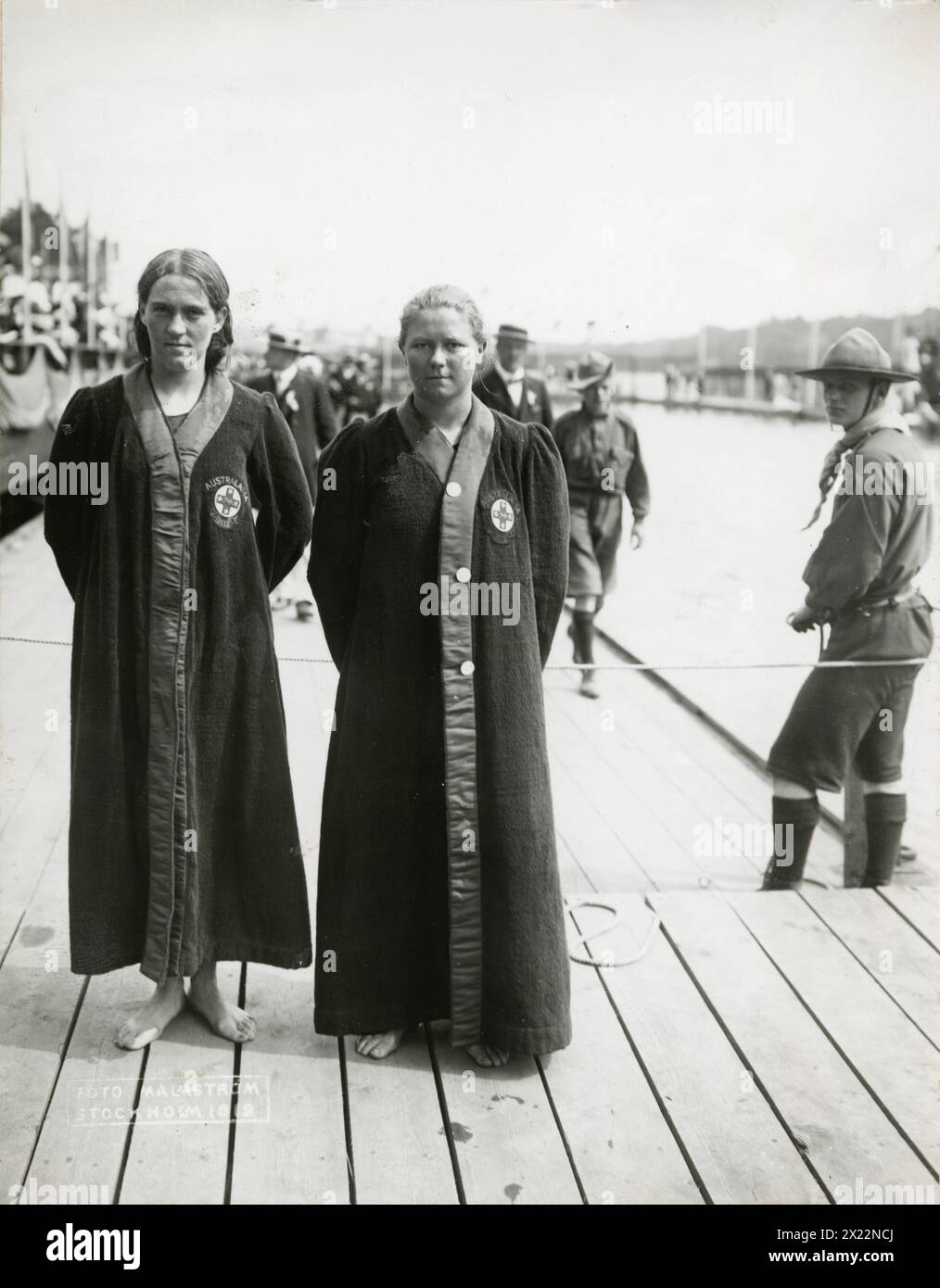 Les nageuses australiennes Fanny Durack (médaille d'or 100 mètres style libre) et Mina Wylie (médaille d'argent 100 mètres style libre) Banque D'Images