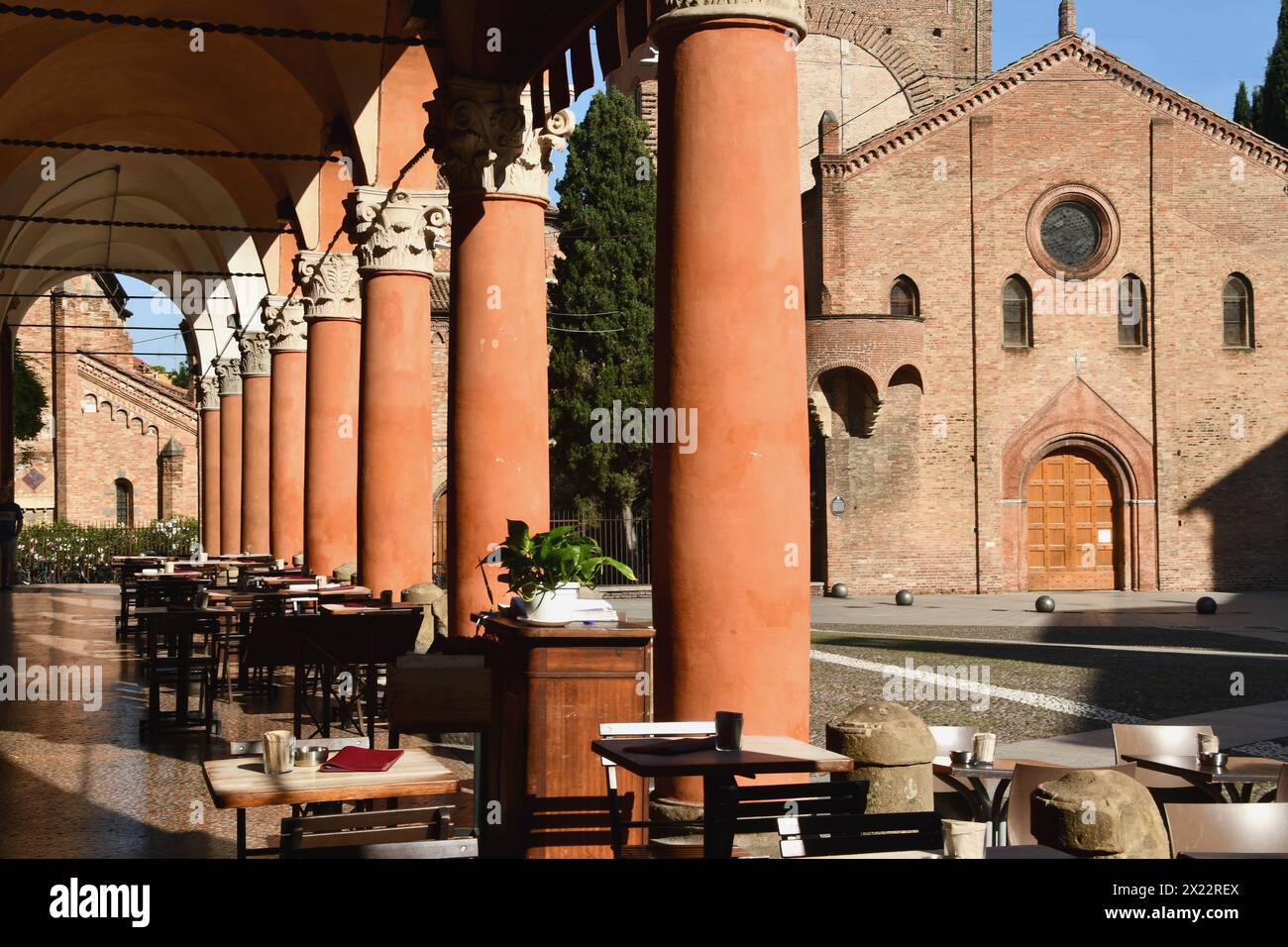 Piazza Santo Stefano est une place célèbre et pittoresque à Bologne avec la Basilique di Santo Stefano composée de sept églises de San Petronio Banque D'Images