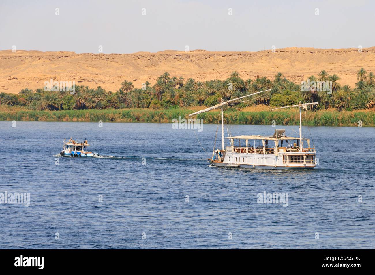 Barge de bateau à voile remorqué par remorqueur, rivière nil entre Louxor et Assouan, Egypte Banque D'Images