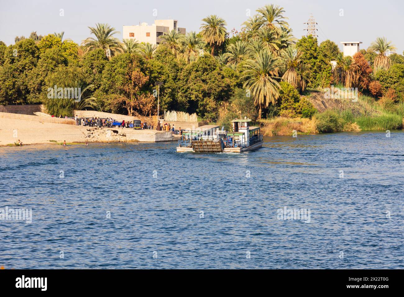 Bateau de ferry de voiture et de passagers, près de Kom Ombo, le nil entre Louxor et Assouan, Egypte Banque D'Images
