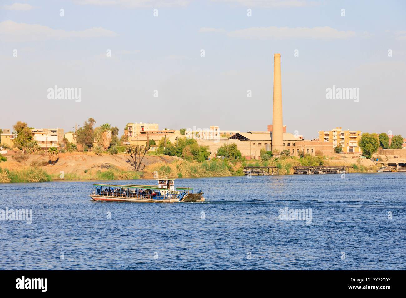 Bateau de ferry de voiture et de passagers, près de Kom Ombo, avec usine de filtration. Le nil entre Louxor et Assouan, Egypte Banque D'Images