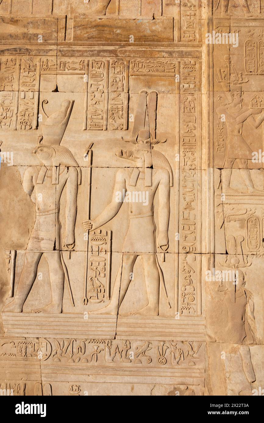 Sculptures en relief des dieux Khnum et Horus. Le temple ptolémaïque de Kom Ombo sur les rives du Nil, Assouan, Egypte. Banque D'Images