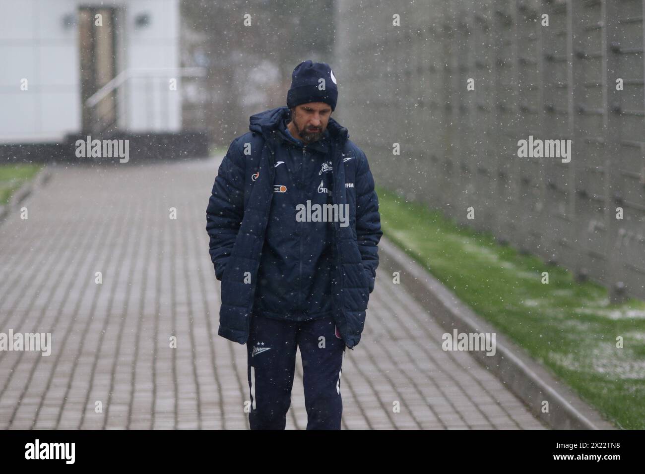 Saint-Pétersbourg, Russie. 19 avril 2024. Sergei Semak, un entraîneur du club de football Zenit vu lors d’une séance d’entraînement ouverte à la base d’entraînement du Zenit FC à tenu Pétersbourg avant le match de football Zenit Saint-Pétersbourg - Orenbourg, qui se tiendra à Saint-Pétersbourg, en Russie. Crédit : SOPA images Limited/Alamy Live News Banque D'Images