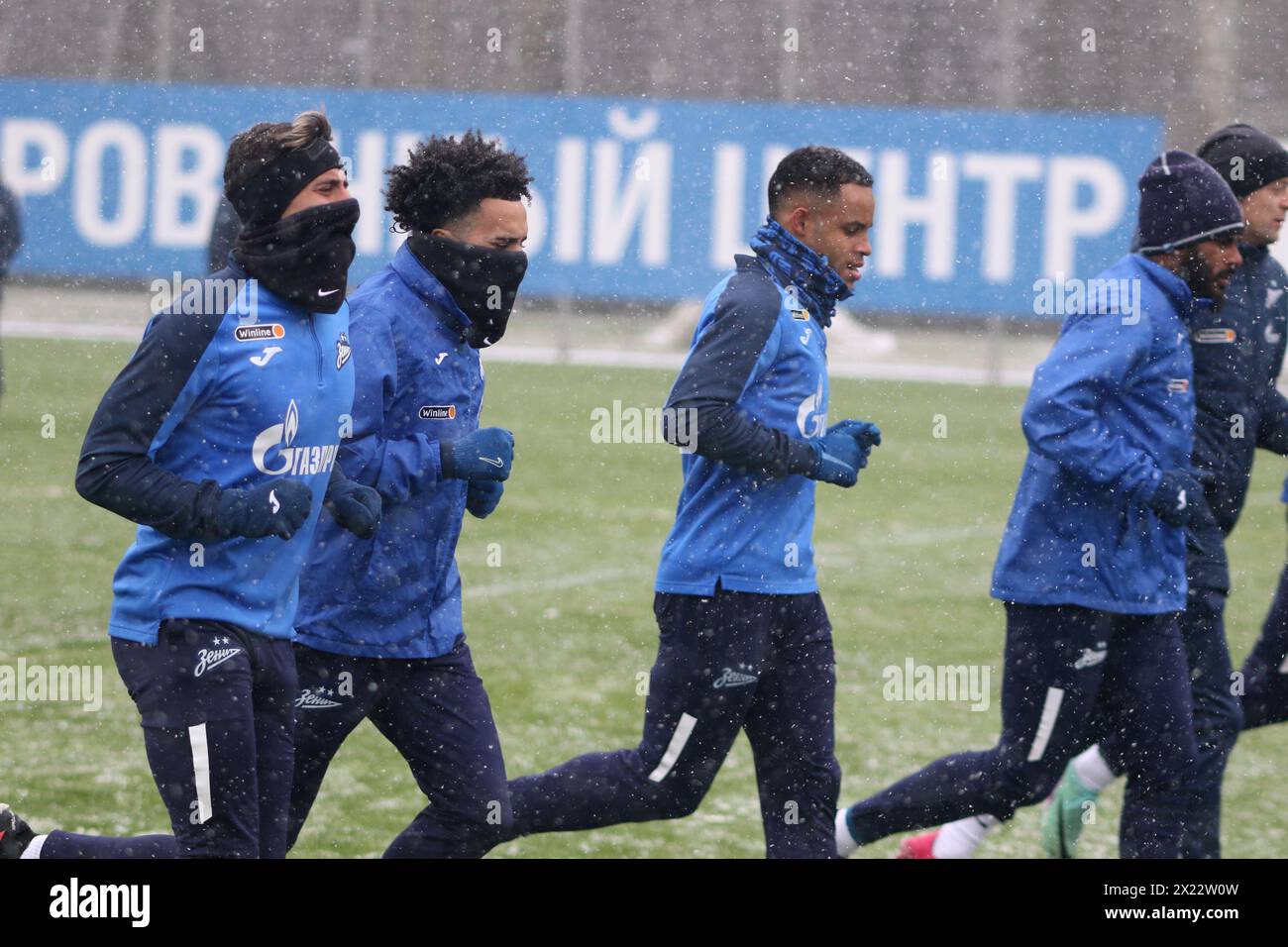 Saint-Pétersbourg, Russie. 19 avril 2024. Les joueurs du Zenit football club s’échauffent lors d’une séance d’entraînement ouverte à la base d’entraînement Zenit FC à tenu Pétersbourg avant le match de football Zenit Saint-Pétersbourg - Orenbourg, qui se tiendra à Saint-Pétersbourg, en Russie. Crédit : SOPA images Limited/Alamy Live News Banque D'Images