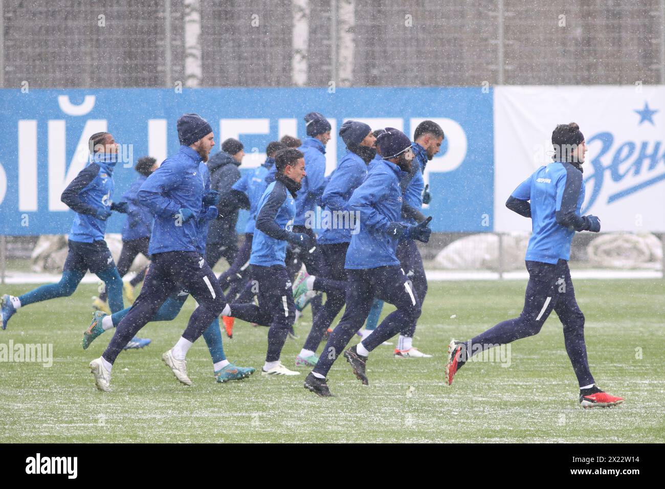 Saint-Pétersbourg, Russie. 19 avril 2024. Les joueurs du Zenit football club s’échauffent lors d’une séance d’entraînement ouverte à la base d’entraînement Zenit FC à tenu Pétersbourg avant le match de football Zenit Saint-Pétersbourg - Orenbourg, qui se tiendra à Saint-Pétersbourg, en Russie. Crédit : SOPA images Limited/Alamy Live News Banque D'Images