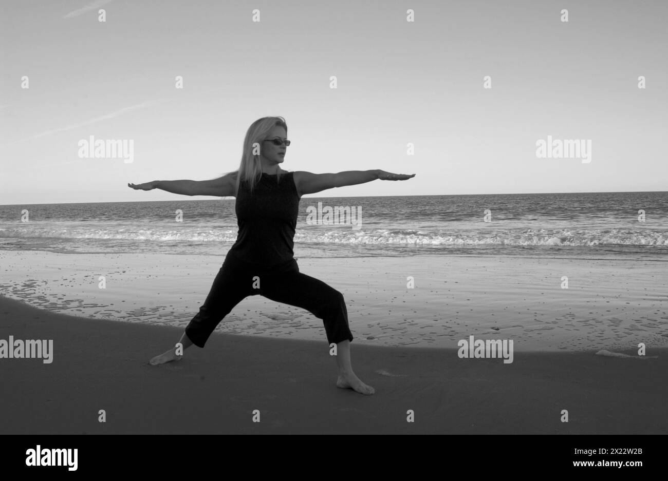 Pretty Young Woman pratique le yoga à Hunting Island Beach South Carolina USA Banque D'Images