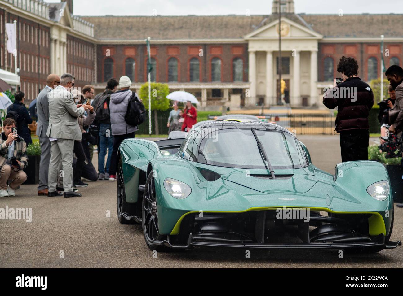 Londres, Royaume-Uni. 19 avril 2024. Rassemblement de records d'Aston Martin Valkyries au salon privé tenu dans les locaux de l'Hôpital Royal de Chelsea. Bentleys, Jaguars, Frazer Nashs exposés. Le plus grand rassemblement connu de 14 Aston Martin Valkyries étant le point culminant de la matinée. Crédit : Peter Hogan/Alamy Live News Banque D'Images