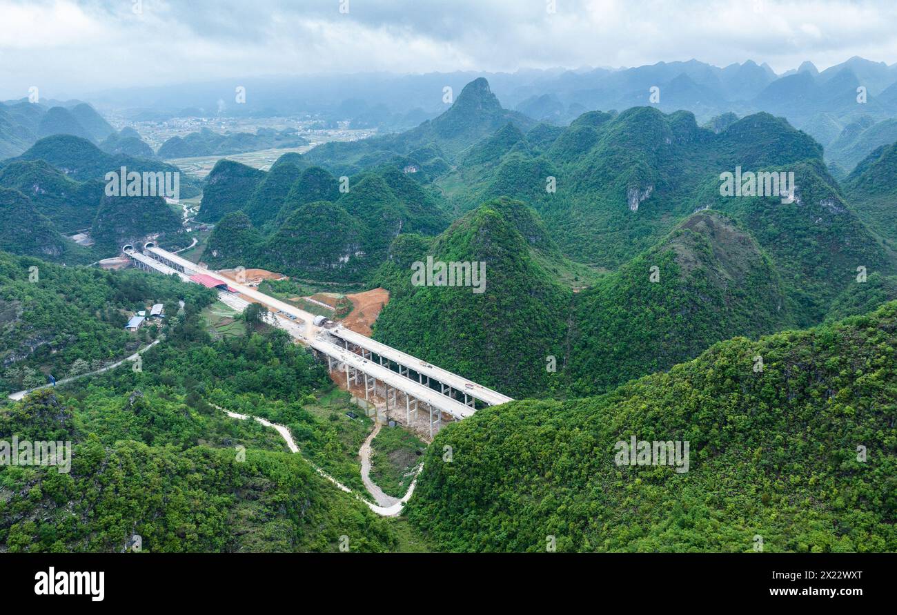 Pingtang. 18 avril 2024. Une photo prise par un drone aérien le 18 avril 2024 montre la section Sizhai-Yunyangguan de l'autoroute Guiyang-Pingtang en construction dans la province du Guizhou, au sud-ouest de la Chine. Avec une vitesse prévue de 100 km/h, la voie rapide Guiyang-Pingtang à Guizhou a une longueur totale de 174,018 km Crédit : Tao Liang/Xinhua/Alamy Live News Banque D'Images