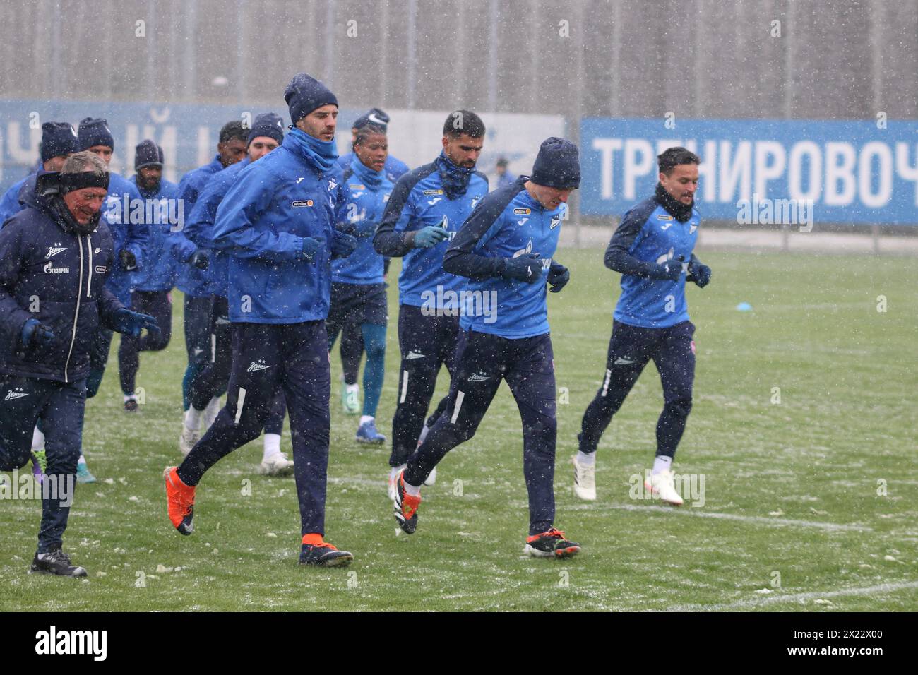 Saint-Pétersbourg, Russie. 19 avril 2024. Les joueurs du Zenit football club s’échauffent lors d’une séance d’entraînement ouverte à la base d’entraînement Zenit FC à tenu Pétersbourg avant le match de football Zenit Saint-Pétersbourg - Orenbourg, qui se tiendra à Saint-Pétersbourg, en Russie. (Photo de Maksim Konstantinov/SOPA images/SIPA USA) crédit : SIPA USA/Alamy Live News Banque D'Images