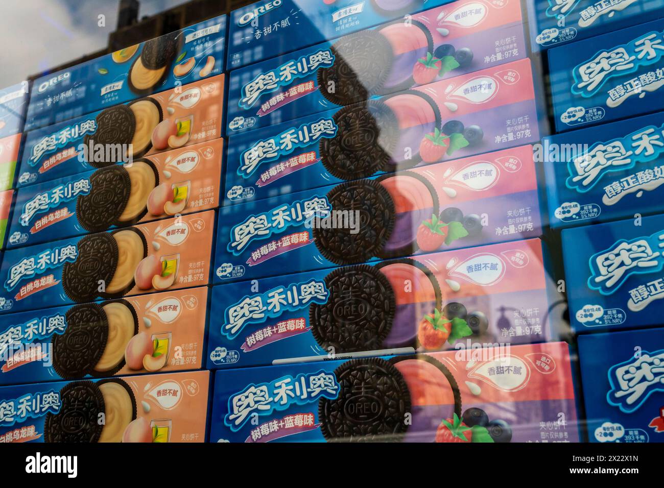 Des biscuits Oreo chinois importés sont vus dans la vitrine d'un magasin de Chelsea à New York le vendredi 12 avril 2024. La Chine est le deuxième plus grand marché pour Mondelez InternationalÕs Oreos et Chips Ahoy! cookies. (© Richard B. Levine) Banque D'Images