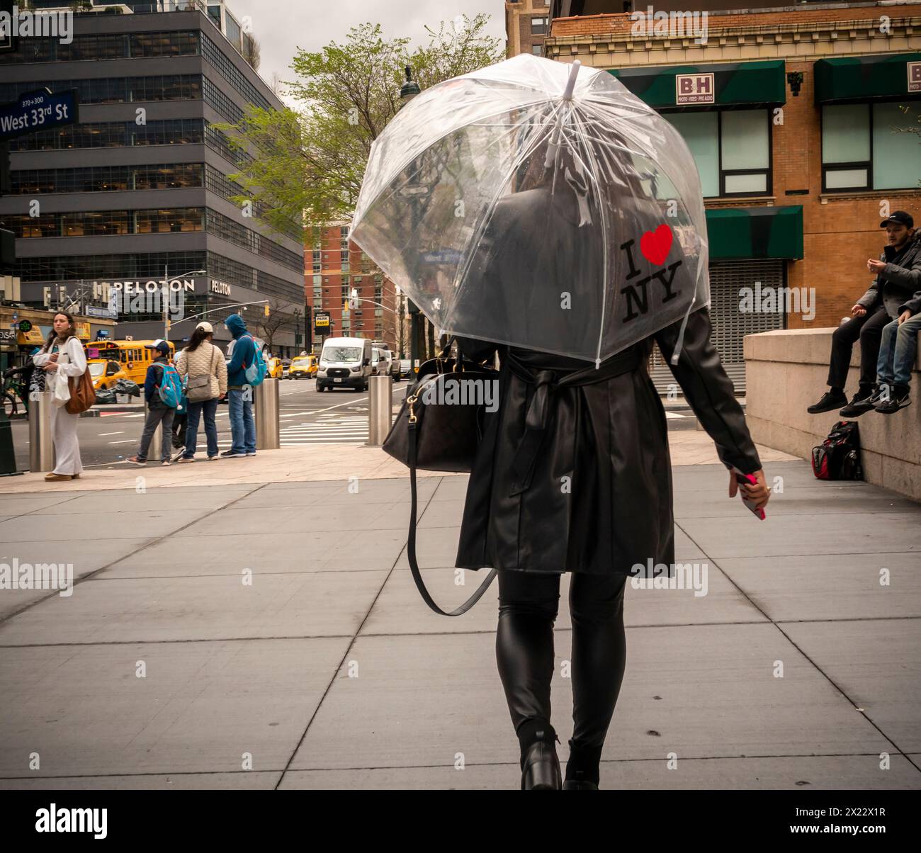 Femme avec son parapluie « I Love NY » à New York le vendredi 12 avril 2024. (© Richard B. Levine) Banque D'Images