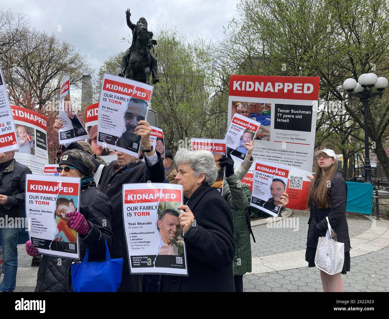 Les manifestants qui appellent à la libération des otages détenus par le Hamas transportent des tracts kidnappés surdimensionnés dans Union Square Park à New York le samedi 13 avril 2024. (© Frances M. Roberts) Banque D'Images