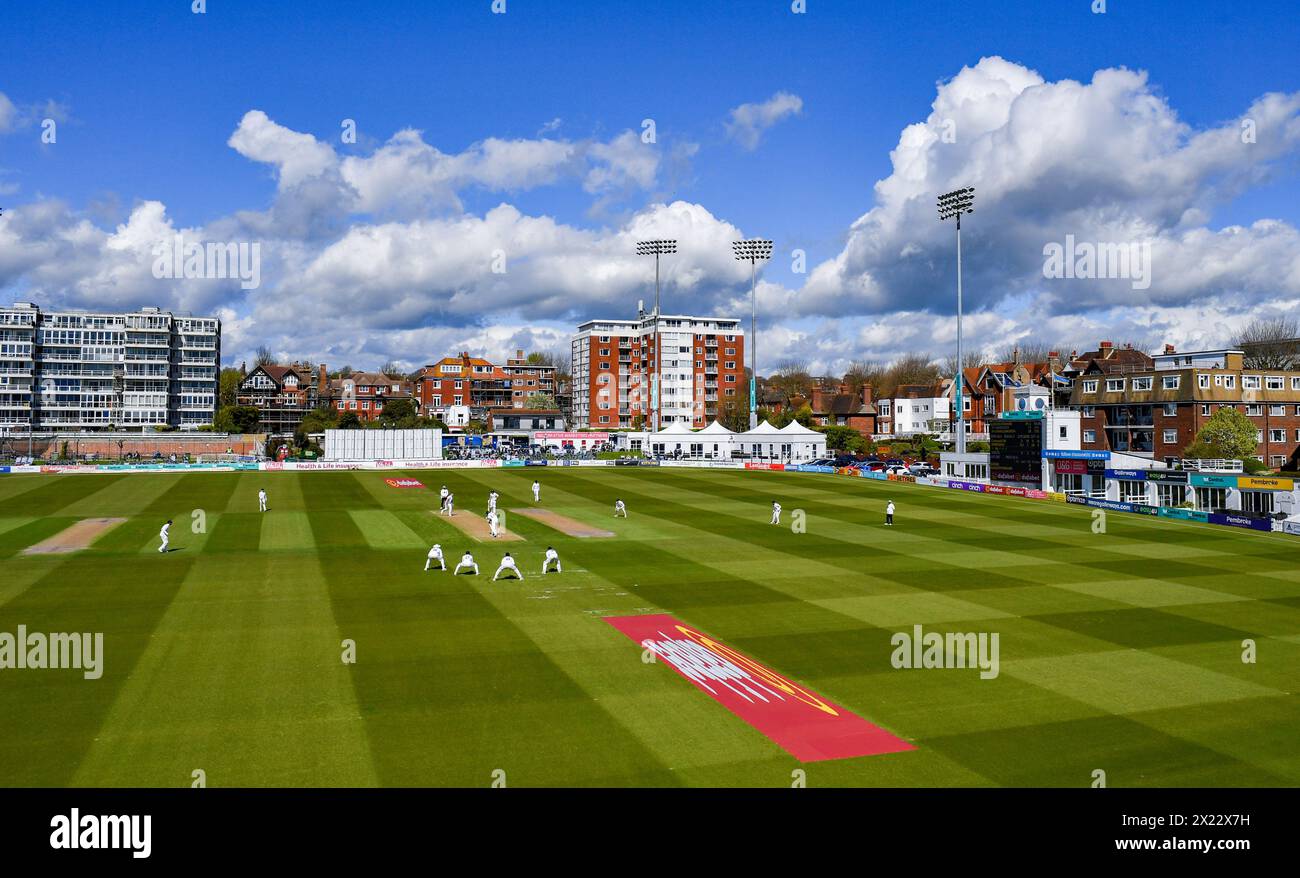 Hove UK 19 avril 2024 - Une journée de soleil et d'averses pendant le match de cricket Vitality County Championship League Two entre Sussex et Gloucestershire au 1er Central County Ground à Hove : crédit Simon Dack /TPI/ Alamy Live News Banque D'Images