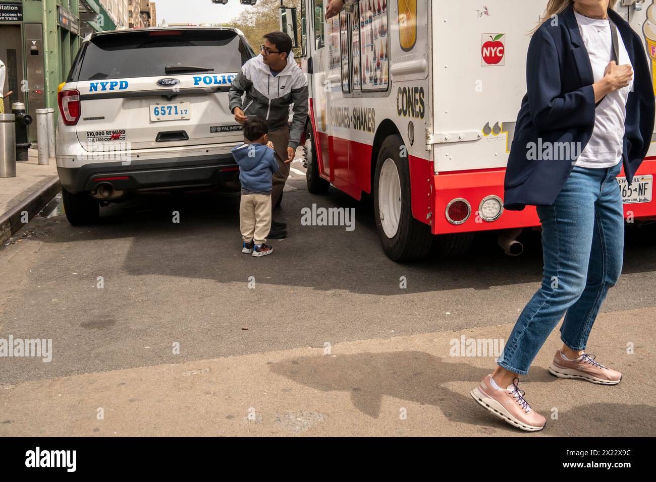 Camion de crème glacée molle à Columbus Circle à New York le dimanche 14 avril 2024. (© Richard B. Levine) Banque D'Images