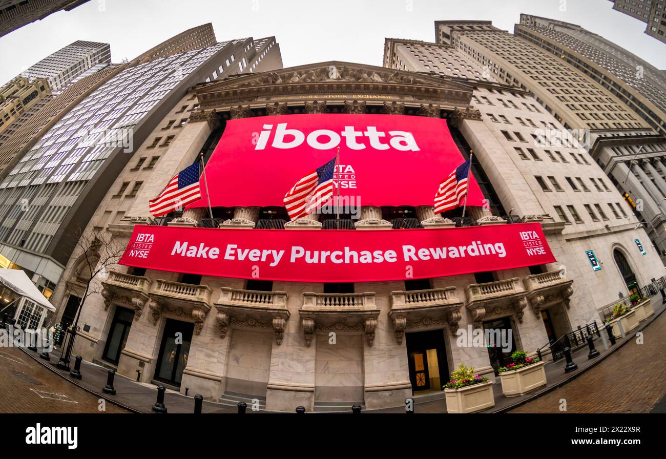 La façade de la Bourse de New York est décorée le jeudi 18 avril 2025