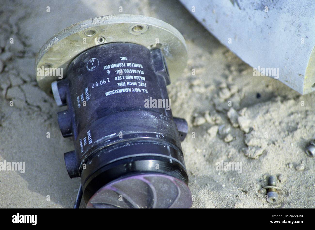 1er avril 1991 un fusible américain Mk 339 Mod 1 d'une bombe à grappes CBU-100 (Mk-20 Rockeye), sur la 'Highway of Death', à l'ouest de Kuwait City sur la route principale menant à Bassorah. Banque D'Images