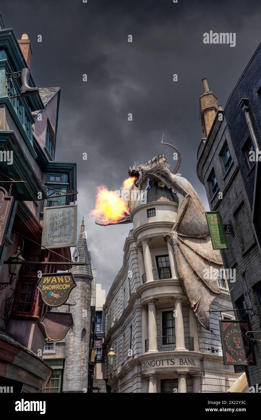 Universal Studio Orlando. , Harry Potter monde, le dragon au-dessus de la banque Gringotts dans Diagon Alley respire le feu et la fumée avec un ciel sombre. Parc à thème Banque D'Images