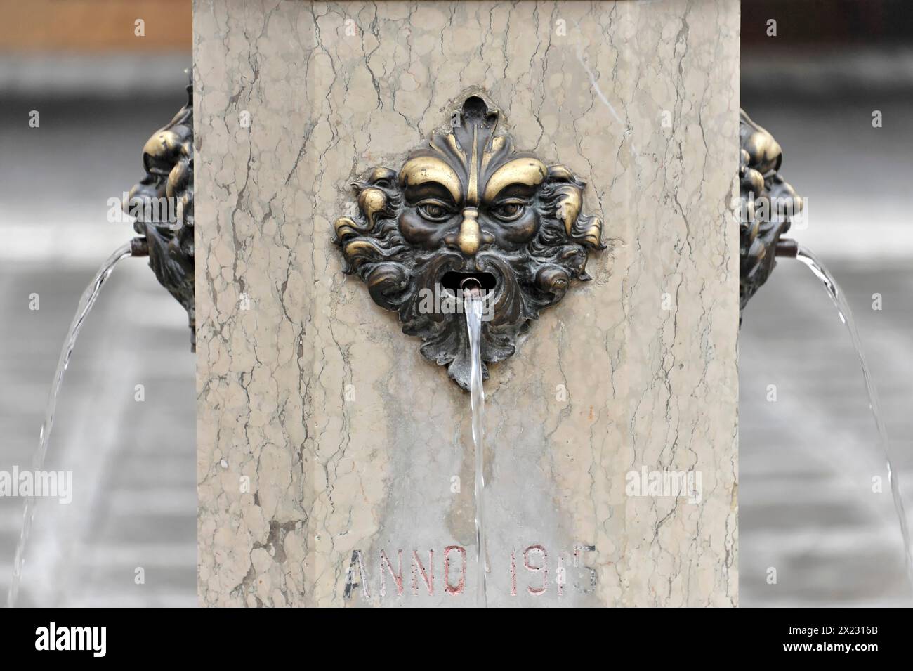 Marché du Rialto, fontaine de coquillage, détail d'une fontaine historique avec gargouille, Venise, Vénétie, Italie Banque D'Images