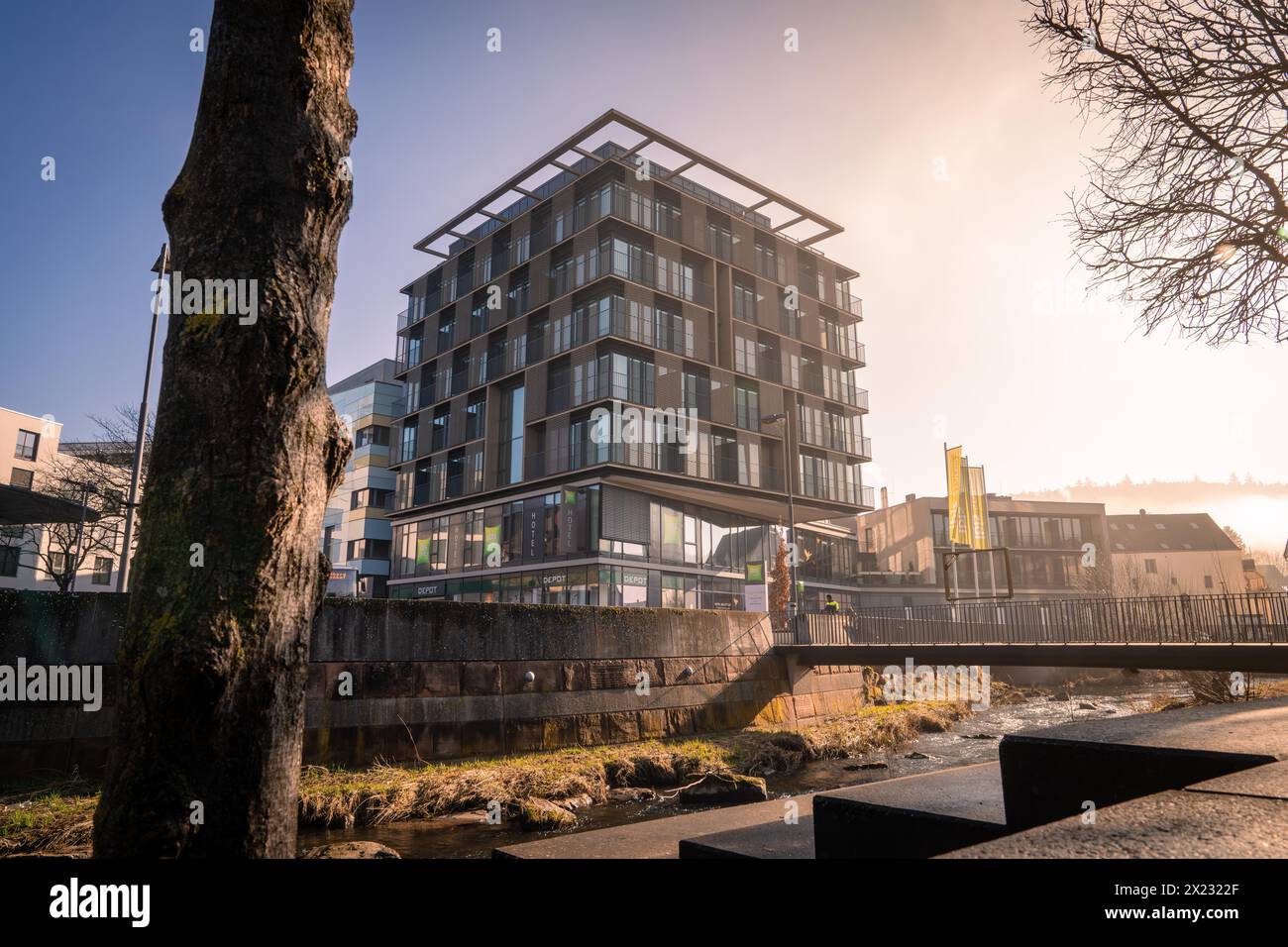 Hôtel ibis Styles, architecture moderne avec reflet dans une flaque, immortalisé à la lumière du jour, lever du soleil, Nagold, Forêt Noire, Allemagne Banque D'Images