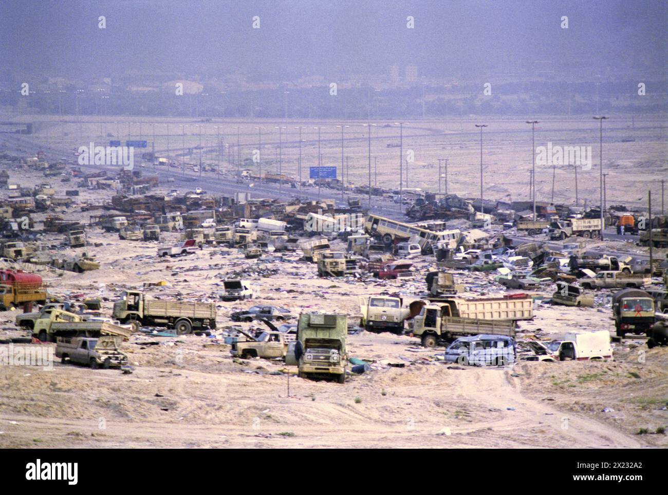 1er avril 1991 naufrage de véhicules de l'armée irakienne le long de la "route de la mort" sur la route de Bassorah, à l'ouest de Koweït City. Banque D'Images