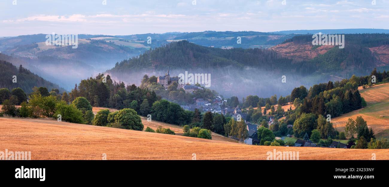 Vue sur le château de Lauenstein et le village, lumière du matin, brouillard du matin, Ludwigsstadt, haute-Franconie, Bavière, Allemagne Banque D'Images