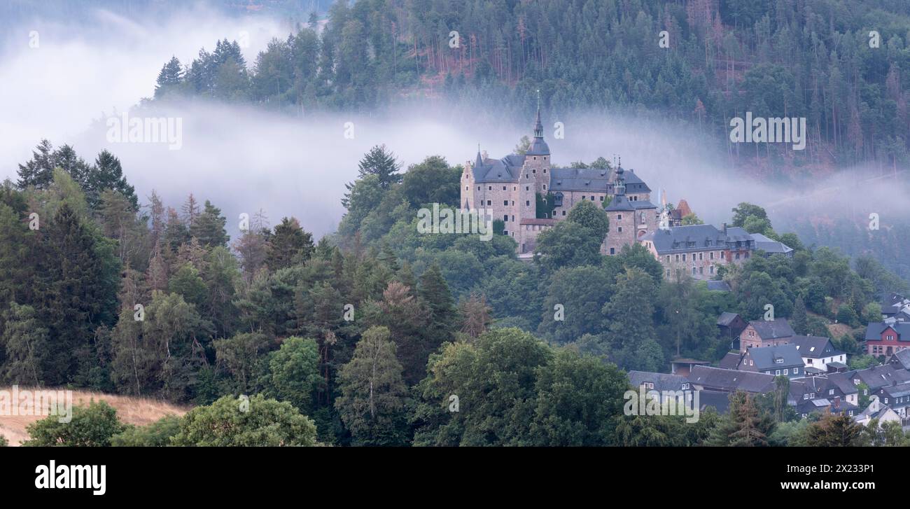 Vue du château de Lauenstein avec brouillard matinal, Ludwigsstadt, haute-Franconie, Bavière, Allemagne Banque D'Images