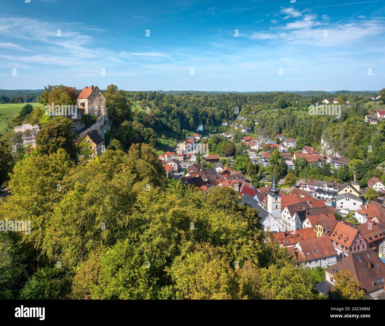 Vue de Pottenstein avec château et paysage, paysage urbain, Suisse franconienne, Alb franconienne, haute-Franconie, Franconie, Bavière Banque D'Images