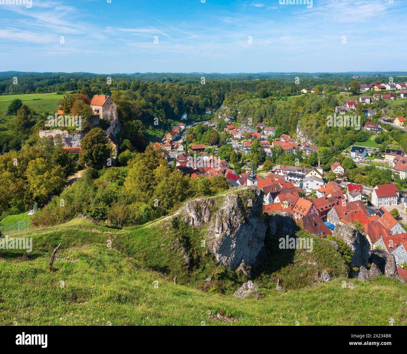 Vue de la croix de sauvetage de montagne à Pottenstein avec château et paysage, Townscape, Suisse franconienne, Alb franconienne, haute-Franconie Banque D'Images