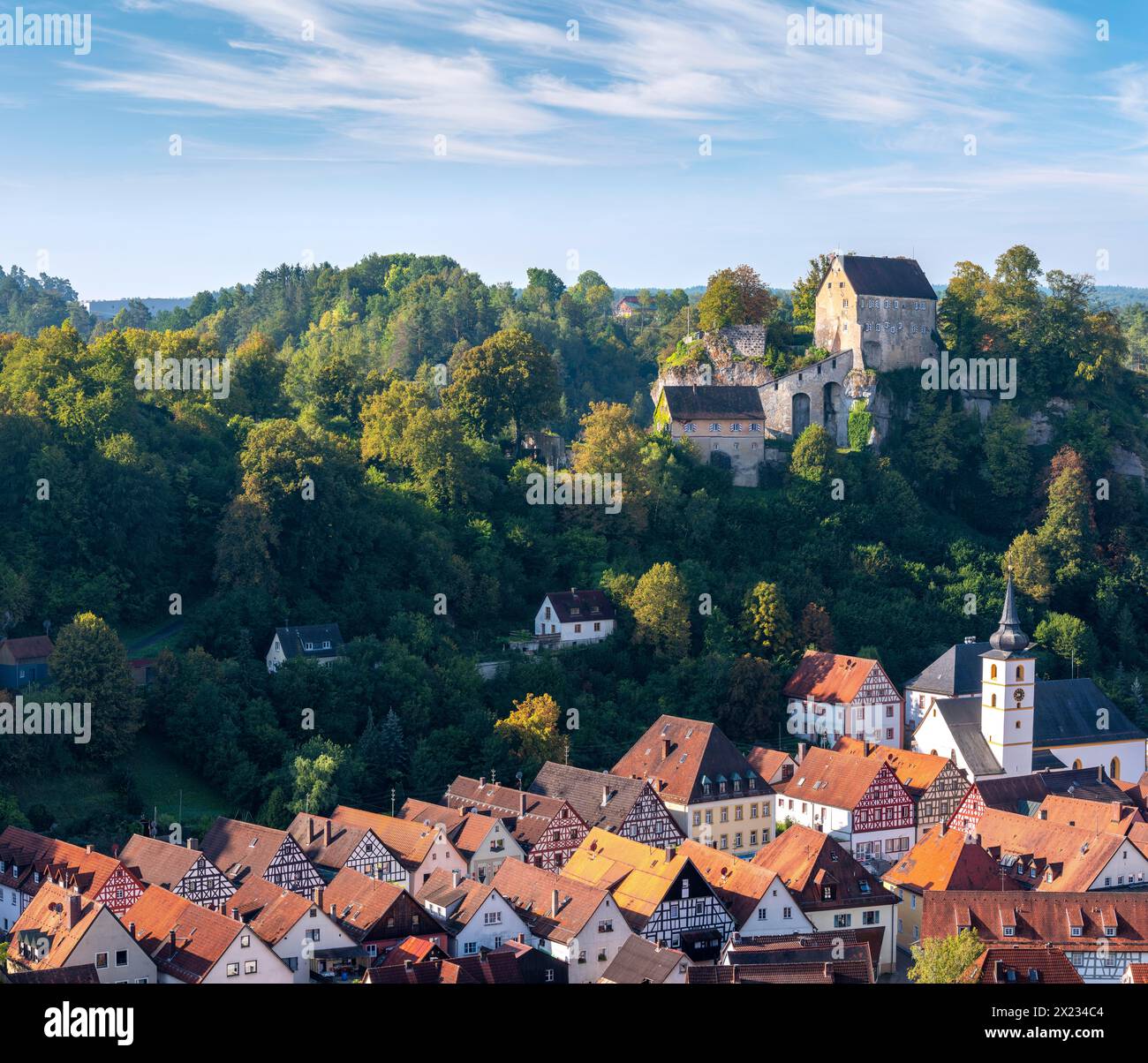Vue de Pottenstein avec château, église et maisons à colombages, paysage urbain, Suisse franconienne, Alb franconien, haute-Franconie, Franconia Banque D'Images