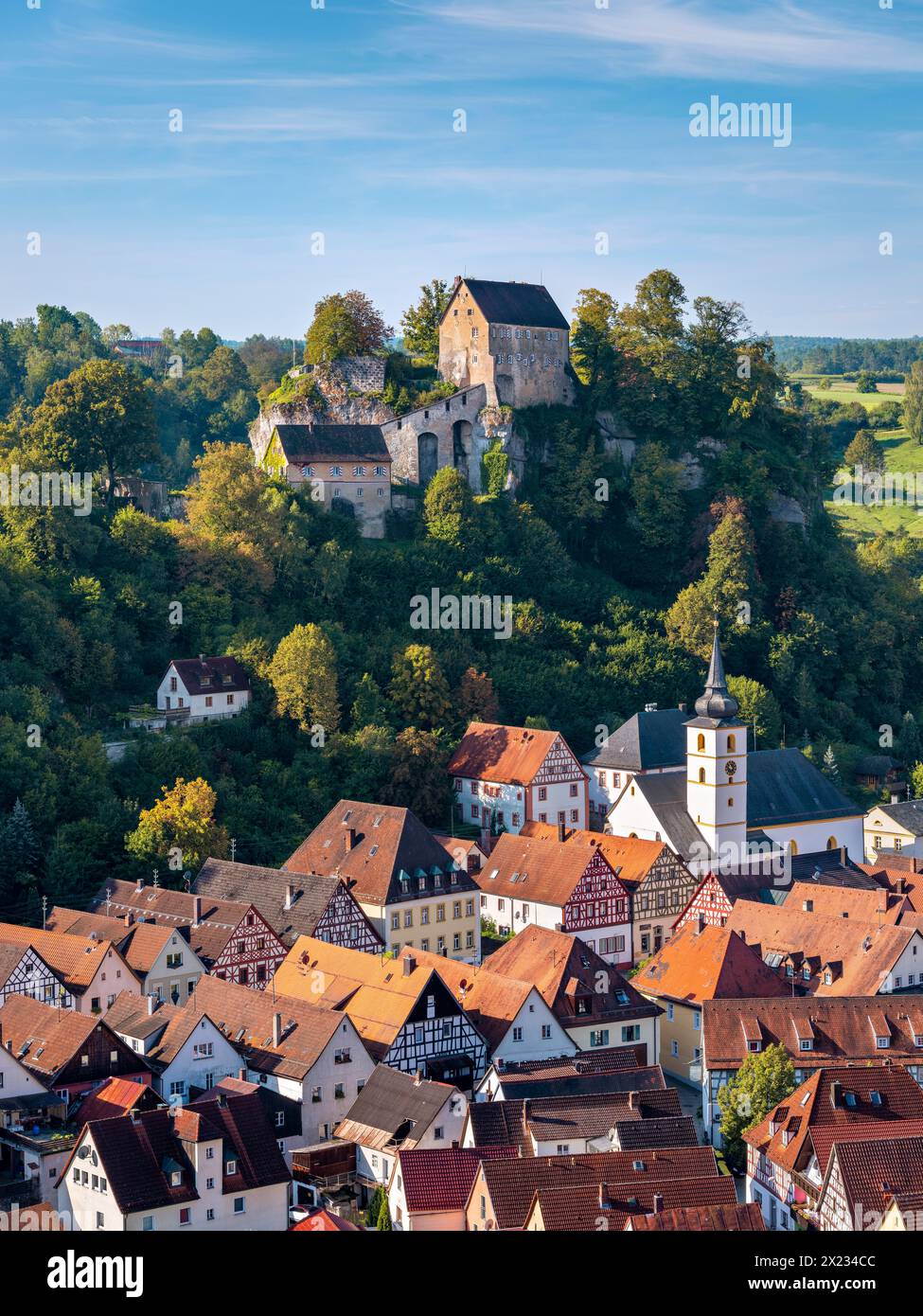 Vue de Pottenstein avec château, église et maisons à colombages, paysage urbain, Suisse franconienne, Alb franconien, haute-Franconie, Franconia Banque D'Images