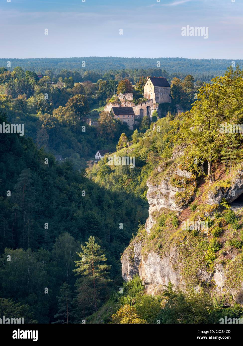 Vue sur la vallée de Puettlach avec des rochers, des forêts et le château de Pottenstein, Suisse franconienne, Alb franconien, haute-Franconie, Franconie, Bavière Banque D'Images