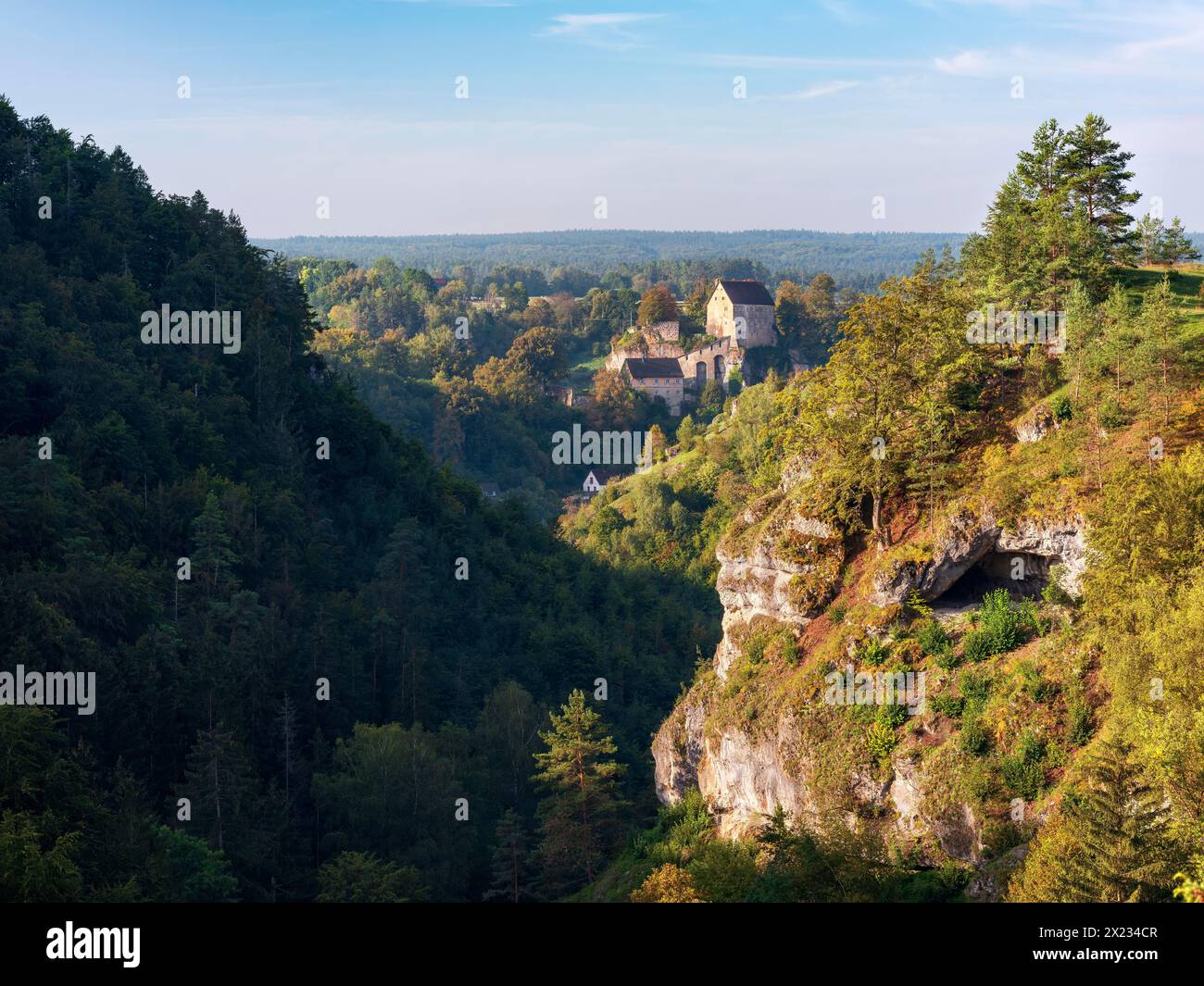 Vue sur la vallée de Puettlach avec des rochers, des forêts et le château de Pottenstein, Suisse franconienne, Alb franconien, haute-Franconie, Franconie, Bavière Banque D'Images