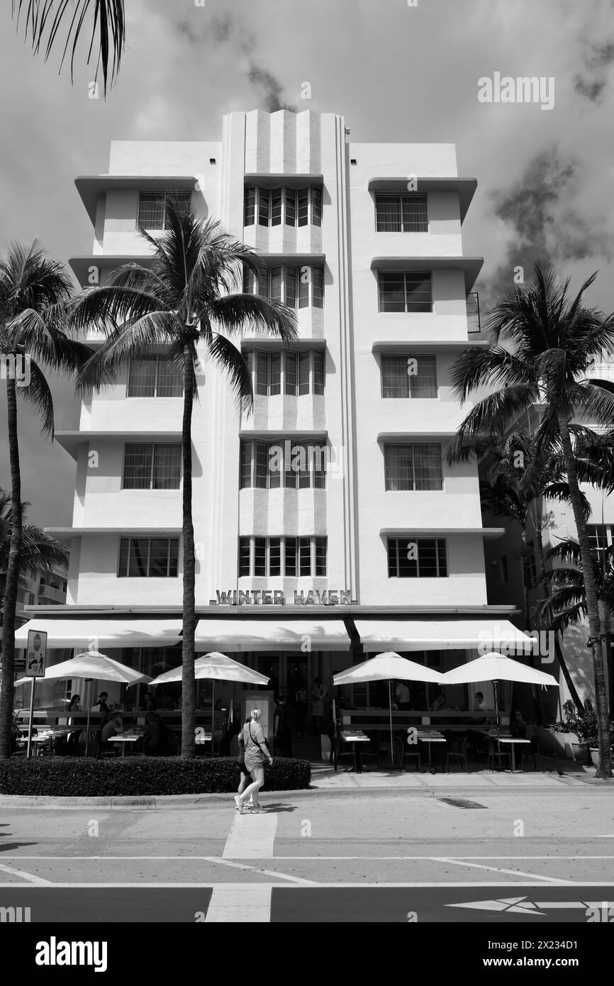 L'hôtel Winter Haven sur la plage South Beach de Miami, Ocean Drive, Floride, où les bâtiments sont de style Art déco avec vue sur la mer. Banque D'Images