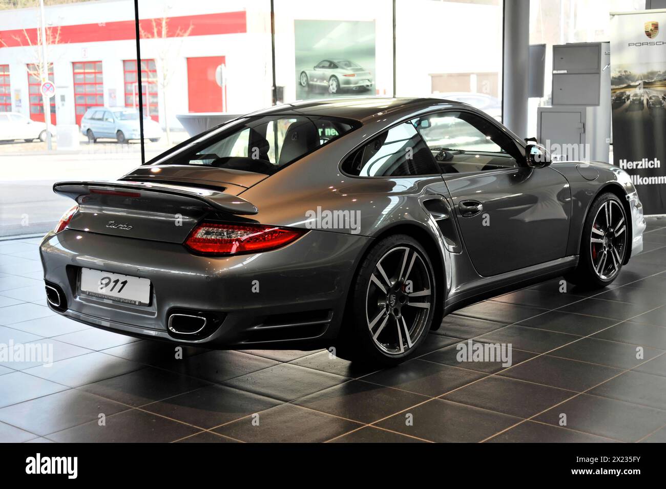 Vue latérale d'une Porsche 911 coupé grise chez un concessionnaire automobile, Schwaebisch Gmuend, Bade-Wuerttemberg, Allemagne Banque D'Images