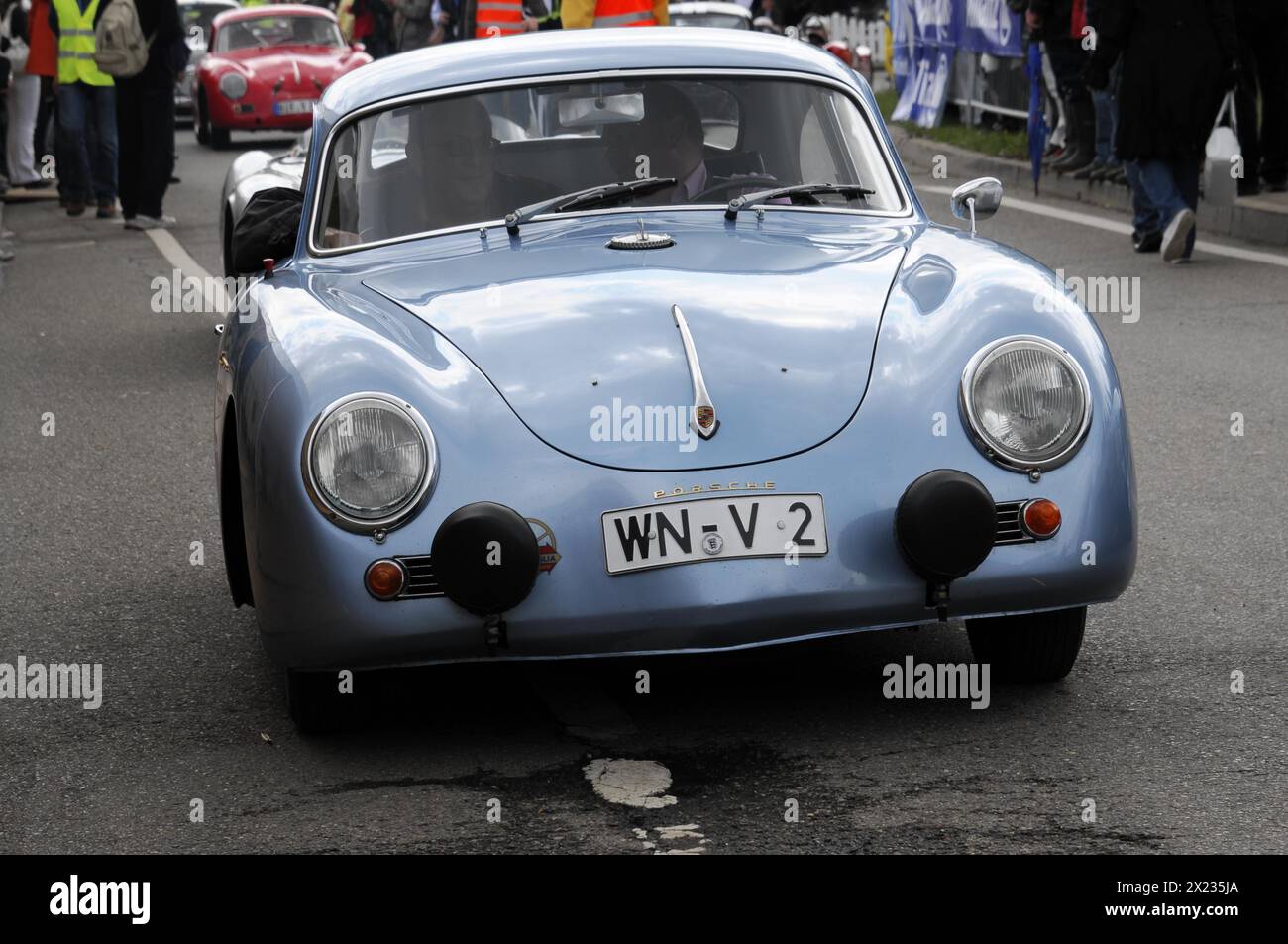 Avant-plan bleu de voitures de course classiques devant les spectateurs lors d'un événement, SOLITUDE REVIVAL 2011, Stuttgart, Bade-Wuerttemberg, Allemagne Banque D'Images
