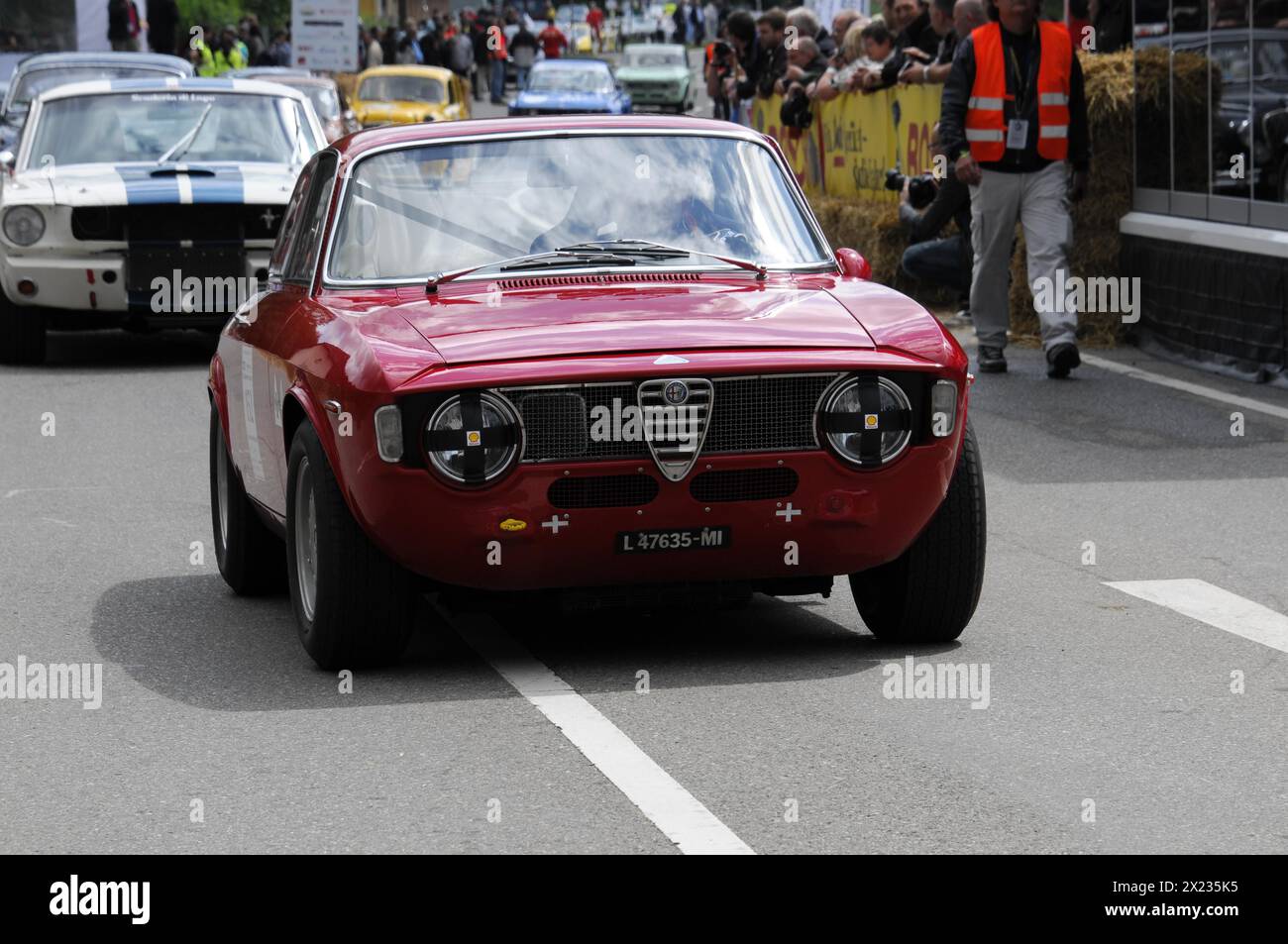 Une Alfa Romeo rouge comme une voiture de course sur une piste entourée de spectateurs, RÉVEIL DE LA SOLITUDE 2011, Stuttgart, Bade-Wuerttemberg, Allemagne Banque D'Images