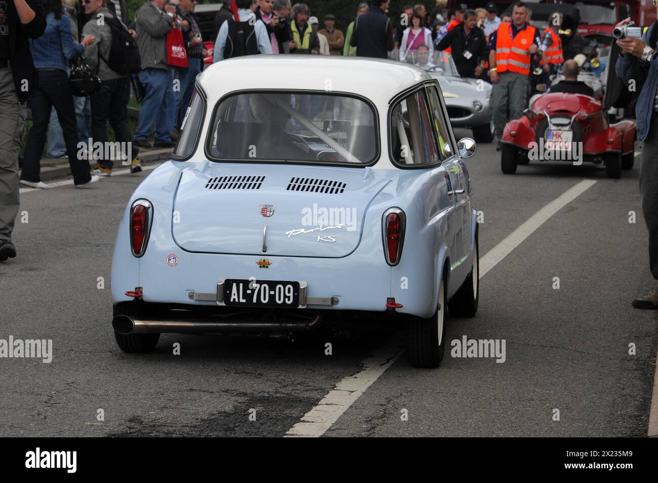 Vue arrière d'une petite voiture bleu clair lors d'un événement devant un public, SOLITUDE REVIVAL 2011, Stuttgart, Bade-Wuerttemberg, Allemagne Banque D'Images