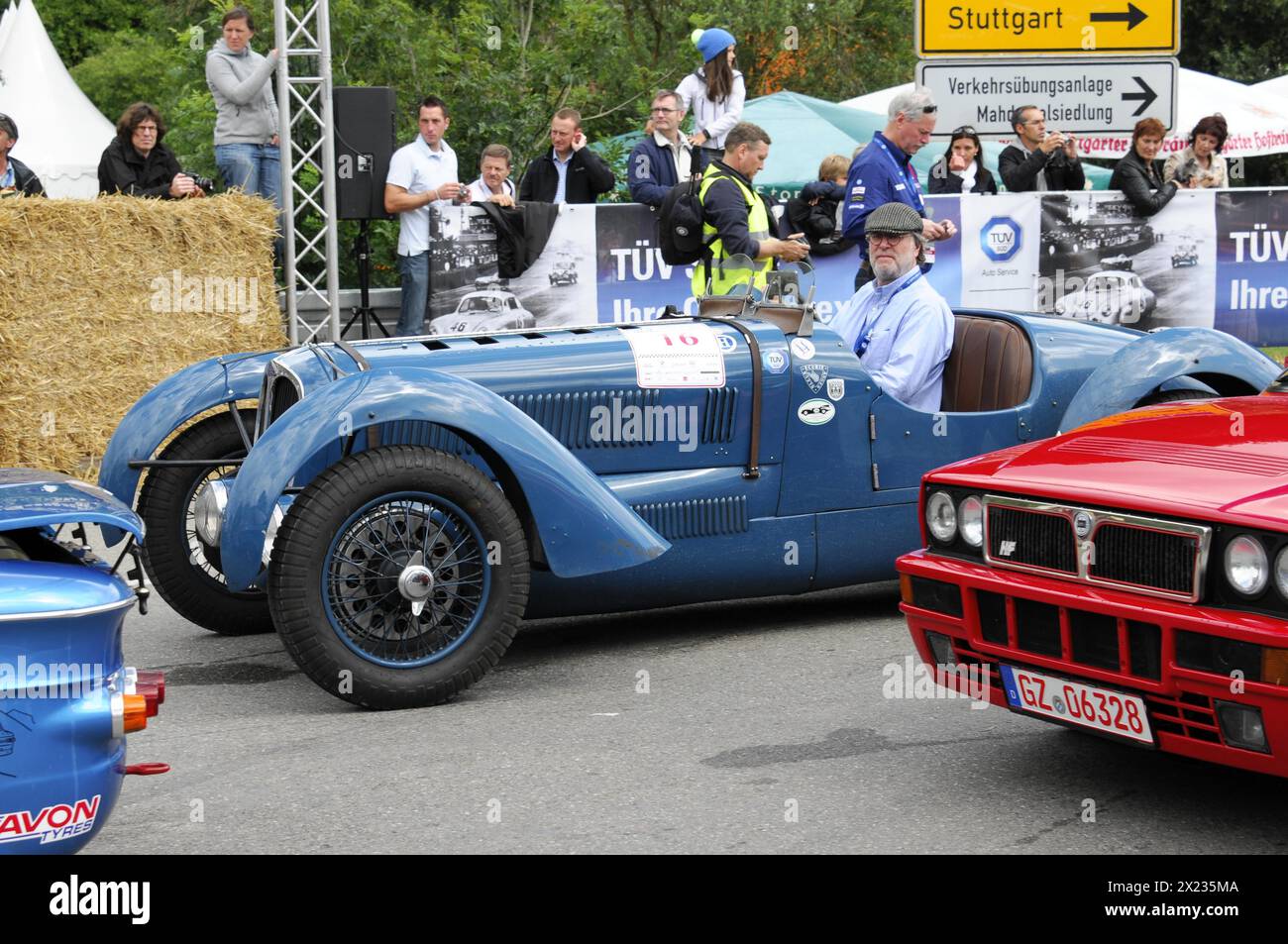 Une voiture de course classique bleue est admirée par les spectateurs lors d'un événement, SOLITUDE REVIVAL 2011, Stuttgart, Bade-Wuerttemberg, Allemagne Banque D'Images