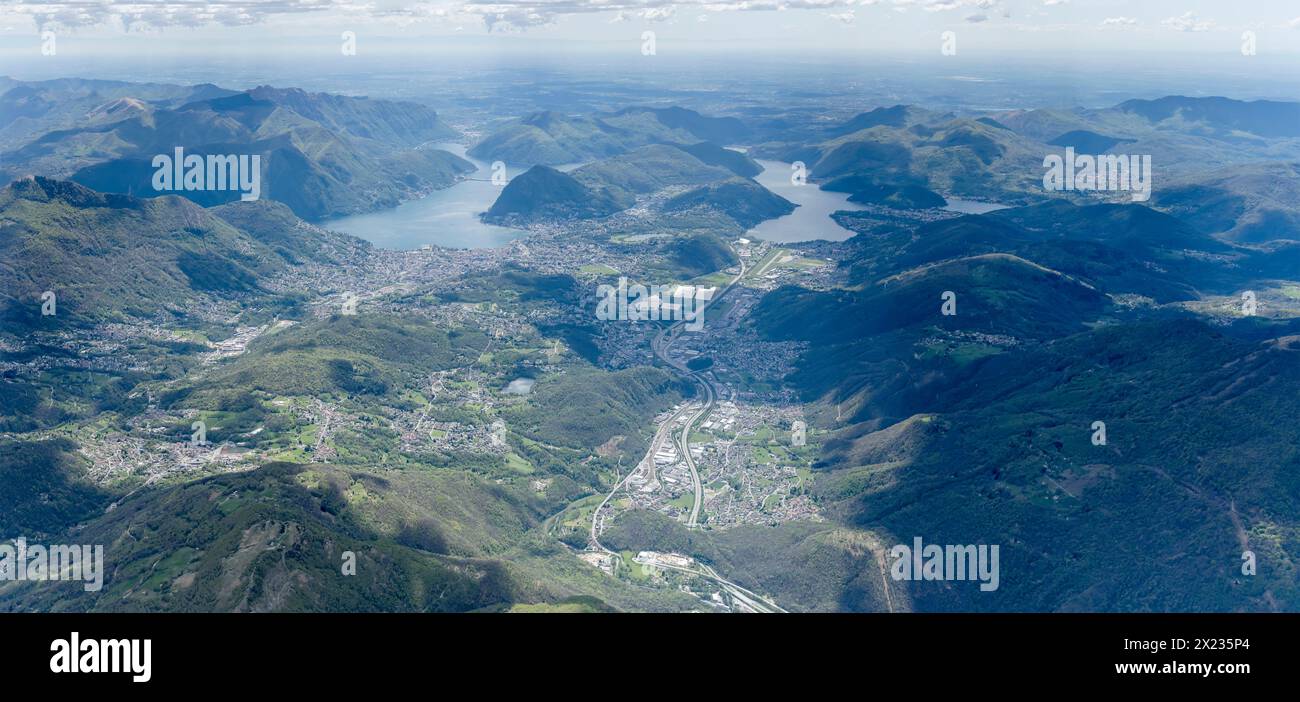 Paysage aérien, depuis un planeur, de la ville et de la région de Lugano, tourné du nord dans une lumière printanière brillante, Alpes, Tessin, Suisse Banque D'Images