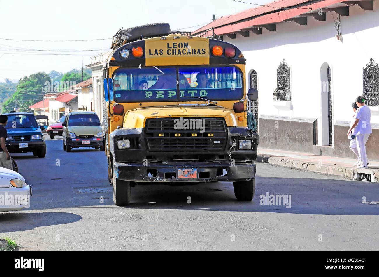 Leon, Nicaragua, Un bus coloré peint se trouve dans le flux de la circulation sur une route, Amérique centrale, Amérique centrale Banque D'Images