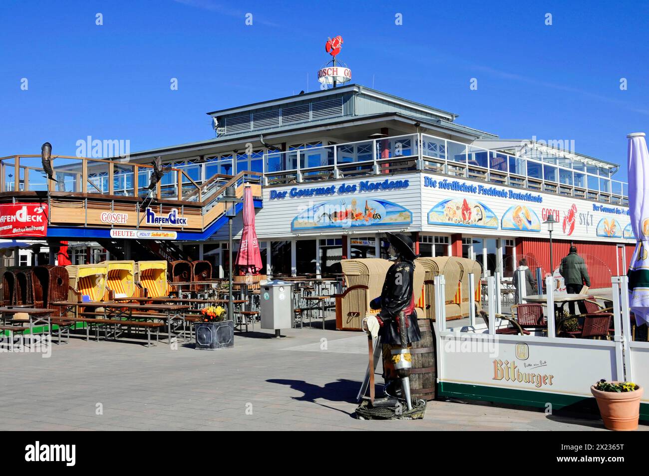 Liste, port, Sylt, île de Frise Nord, terrasse ensoleillée d'un restaurant en bord de mer avec des panneaux colorés et des sièges vides, Sylt, Schleswig-Holstein Banque D'Images