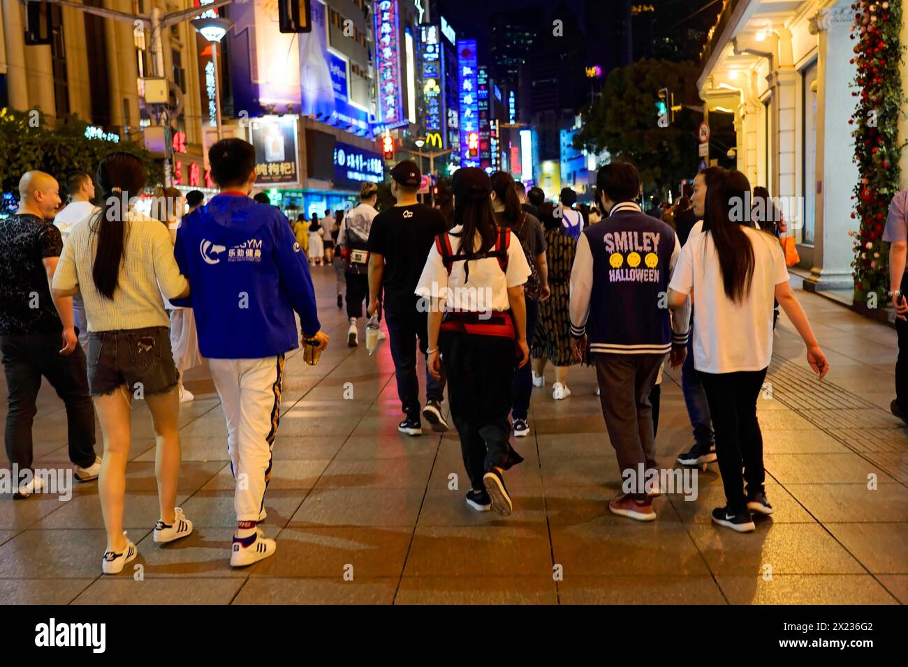 Promenade en soirée à travers Shanghai vers les sites touristiques, Shanghai, foule de gens marchant la nuit à travers une rue urbaine illuminée avec des enseignes au néon Banque D'Images