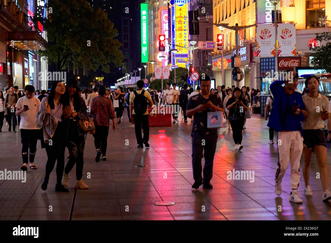 Promenez-vous le soir dans Shanghai pour découvrir les sites touristiques, Shanghai, les paysages nocturnes de la ville avec des gens qui passent devant et un aperçu de la vie nocturne urbaine Banque D'Images