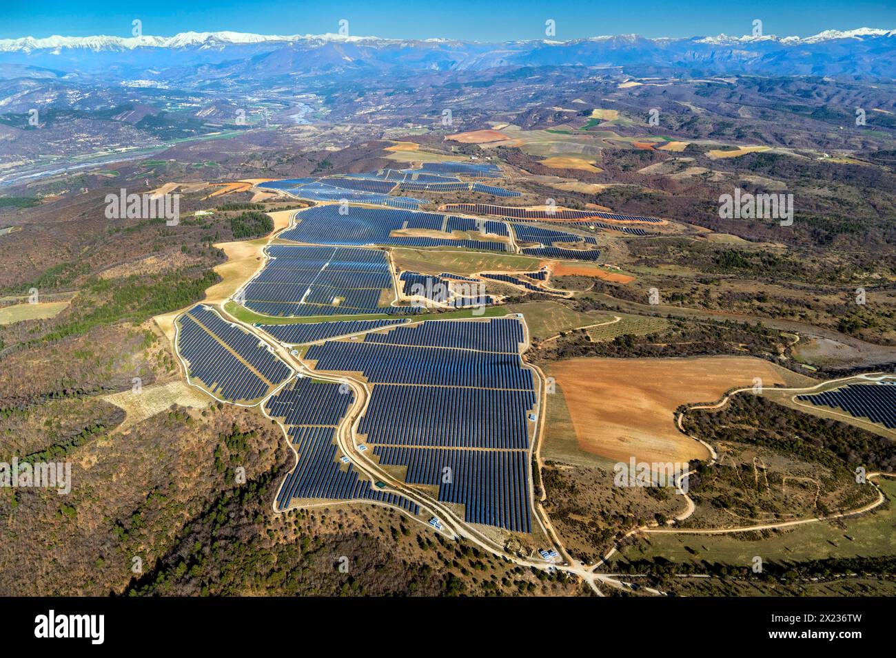 Photo aérienne, parc solaire, les Mees, plateau, la colle des Mees, Alpes-de-haute-Provence, Siemens Energy, Alpes, Alpes Maritimes, France Banque D'Images