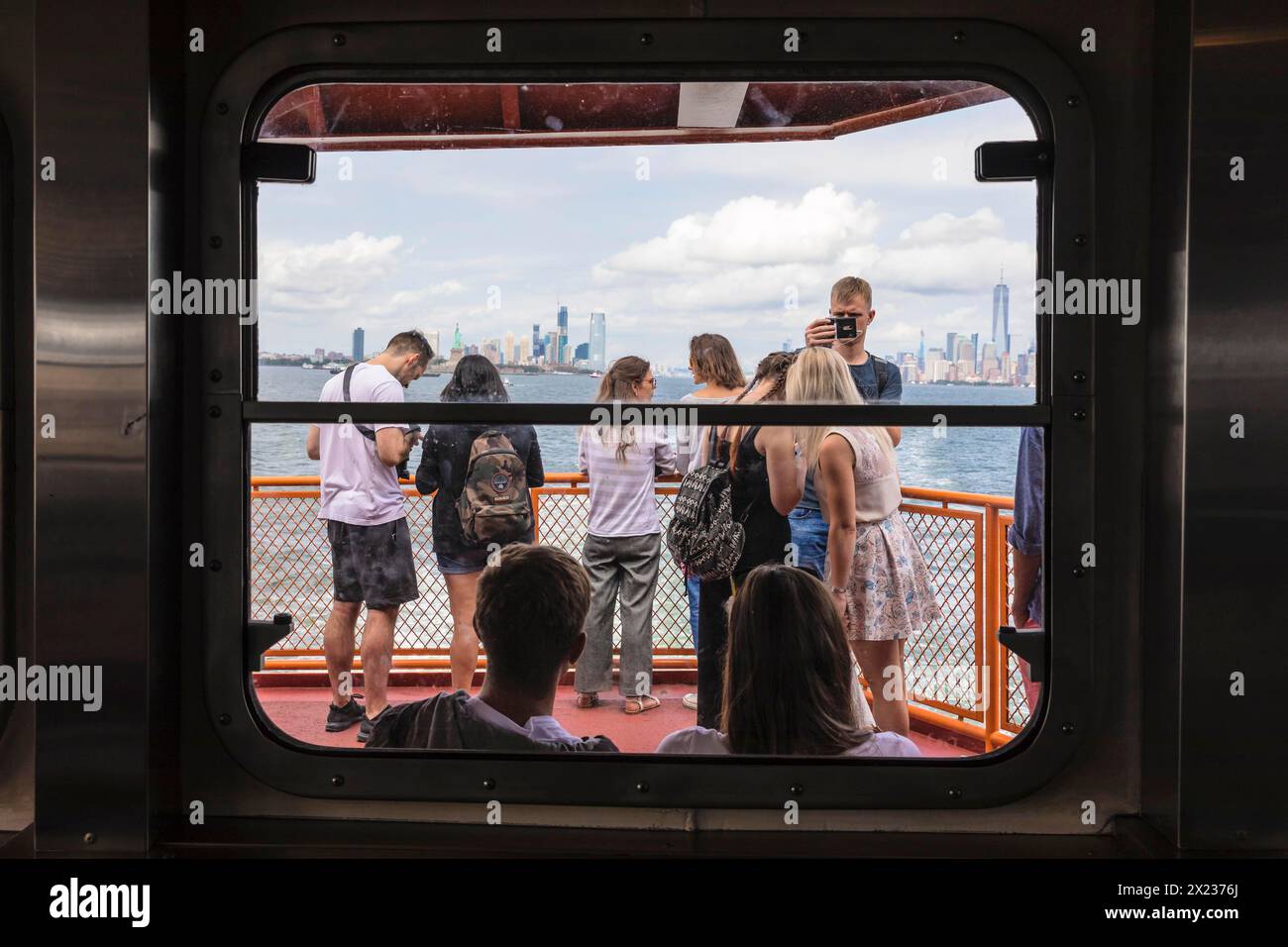 Touristes sur le ferry Staten Island avec vue sur l'horizon de Manhattan, New York City, USA, New York City, New York, New York, ÉTATS-UNIS Banque D'Images