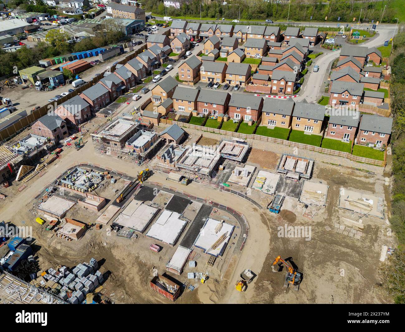 Pontypridd, pays de Galles - 18 avril 2024 : vue par drone d'un nouveau projet de logements de Bellway Homes à Llantwit Fardre près de Pontypridd, Banque D'Images Pontypridd, pays de Galles - 18 avril 2024 : vue par drone d'un nouveau projet de logements de Bellway Homes à Llantwit Fardre près de Pontypridd, Banque D'Images