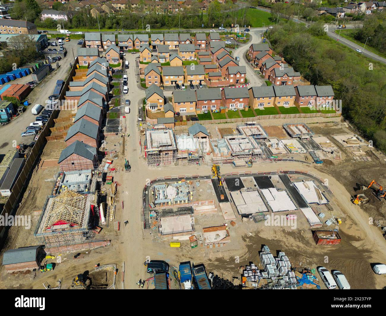 Pontypridd, pays de Galles - 18 avril 2024 : vue par drone d'un nouveau projet de logements de Bellway Homes à Llantwit Fardre près de Pontypridd, Banque D'Images Pontypridd, pays de Galles - 18 avril 2024 : vue par drone d'un nouveau projet de logements de Bellway Homes à Llantwit Fardre près de Pontypridd, Banque D'Images