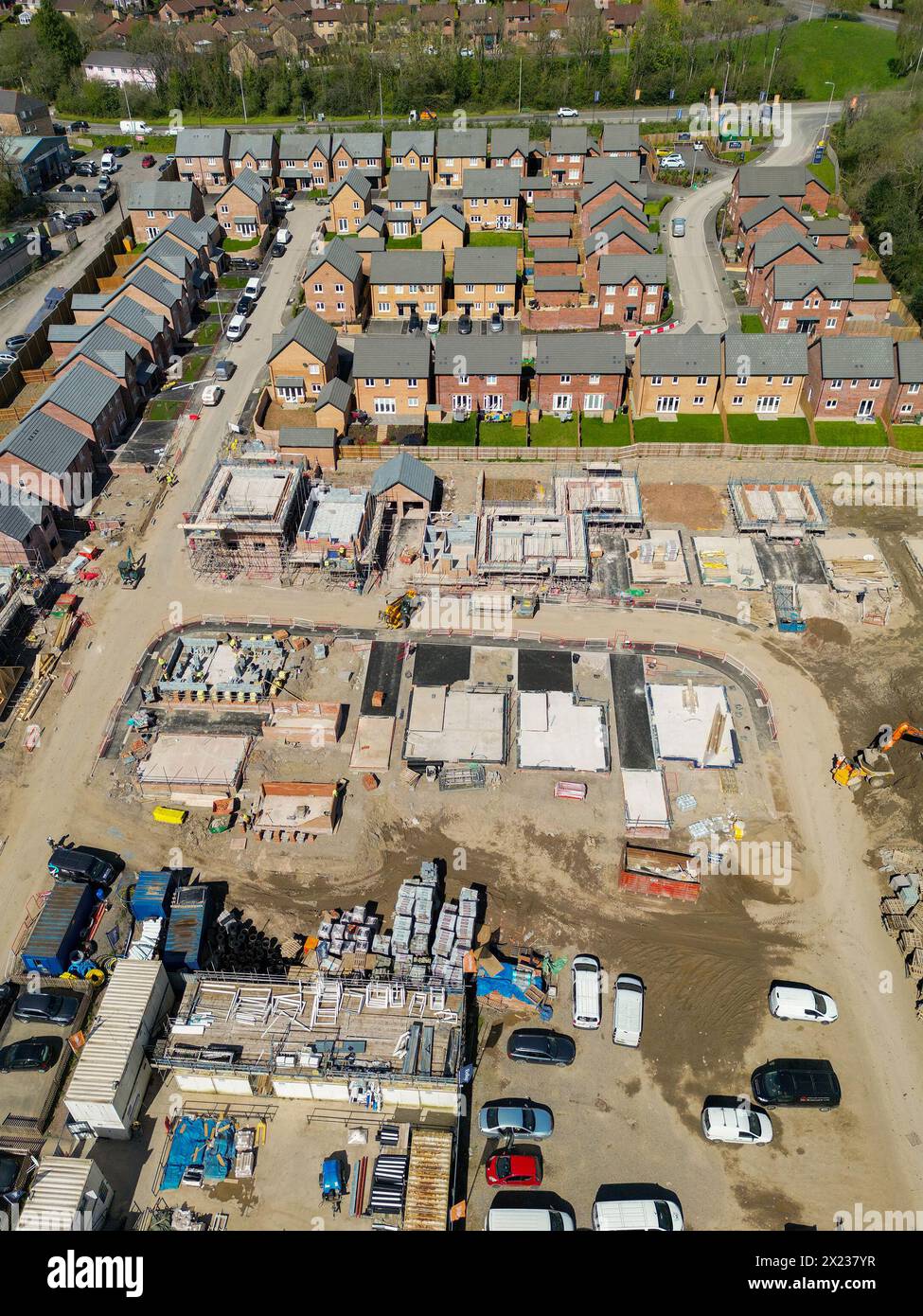 Pontypridd, pays de Galles - 18 avril 2024 : vue par drone d'un nouveau projet de logements de Bellway Homes à Llantwit Fardre près de Pontypridd, Banque D'Images Pontypridd, pays de Galles - 18 avril 2024 : vue par drone d'un nouveau projet de logements de Bellway Homes à Llantwit Fardre près de Pontypridd, Banque D'Images